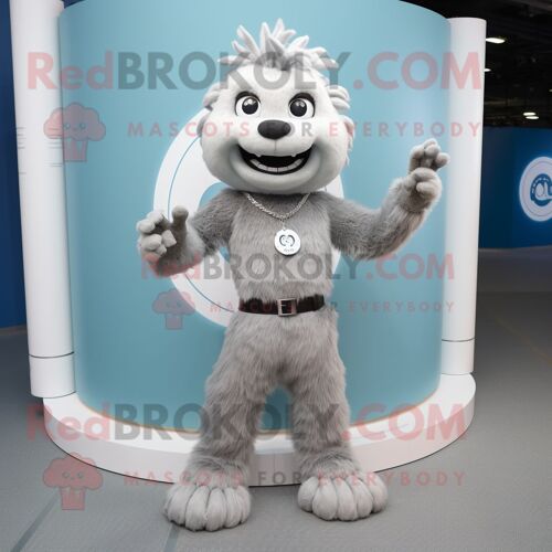 Costume De Mascotte Redbrokoly De Bracelet En Argent Personnage Habillé D'un Pantalon Chino Et De Bagues