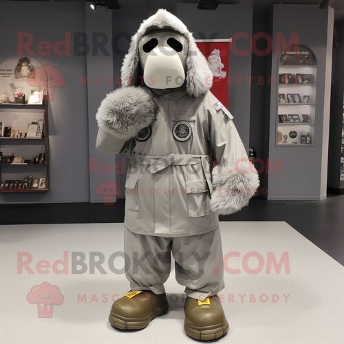 Mascotte Redbrokoly De Personnage De Soldat Américain Argenté Habillé D'une Parka Et De Pinces À Chaussures