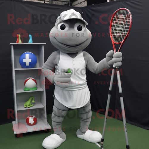 Personnage De Costume De Mascotte Redbrokoly De Raquette De Tennis Grise Habillé D'un Col Roulé Et De Chapeaux