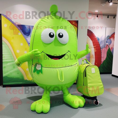 Personnage De Costume De Mascotte Redbrokoly De Concombre Vert Citron Vêtu D'un Maillot De Bain Une Pièce Et De Sacs Messenger