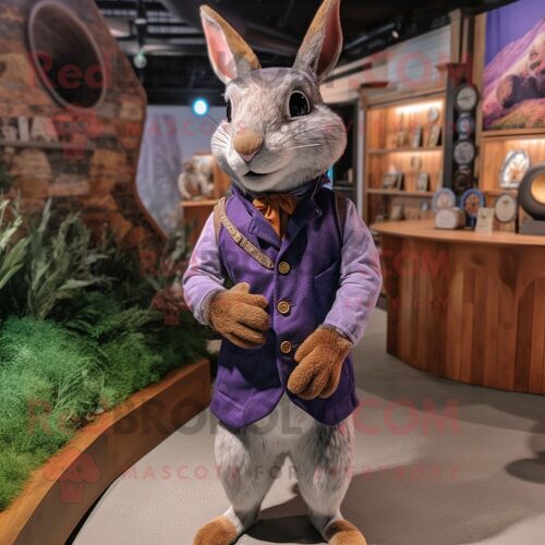 Personnage De Costume De Mascotte Redbrokoly De Lapin Sauvage Lavande Habillé D'un Gilet Et D'anneaux