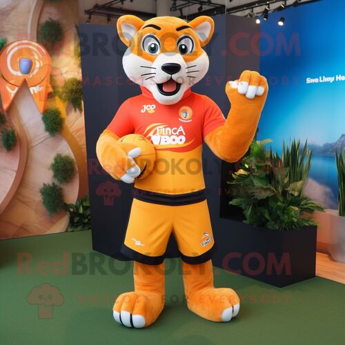 Personnage De Costume De Mascotte Redbrokoly Puma Orange Habillé D'un Maillot De Rugby Et De Gants