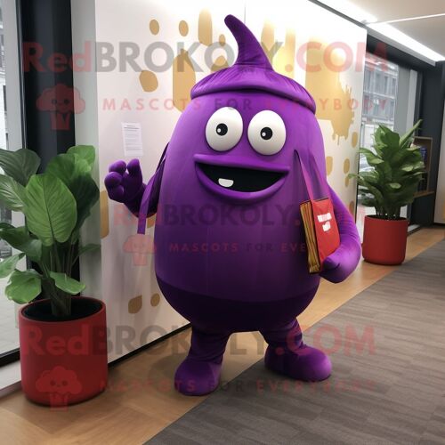 Mascotte Redbrokoly De Personnage De Betterave Violette Habillée D'un Col Roulé Et De Pochettes