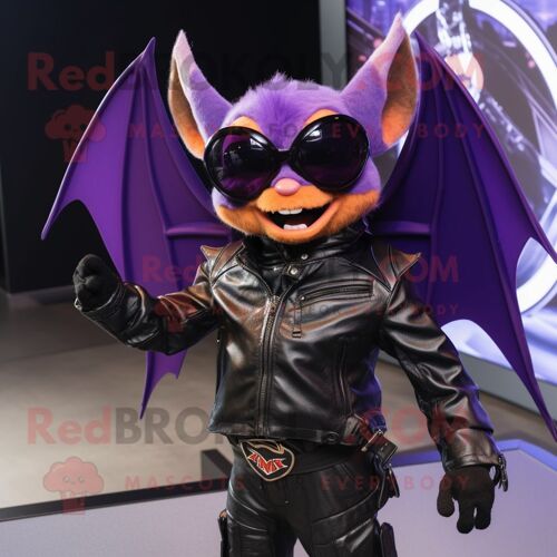Mascotte Redbrokoly De Chauve-Souris Violette Habillée D'une Veste De Moto Et De Lunettes De Soleil