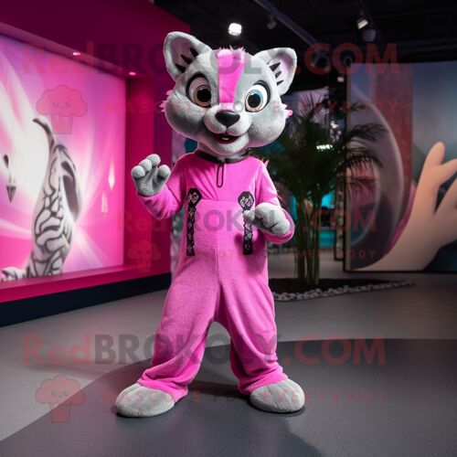 Mascotte Redbrokoly De Personnage De Civette Rose Habillée D'une Barboteuse Et De Bracelets