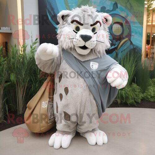 Personnage De Costume De Mascotte Redbrokoly De Tigre À Dents De Sabre Gris Habillé D'une Couverture Et De Sacs Fourre-Tout