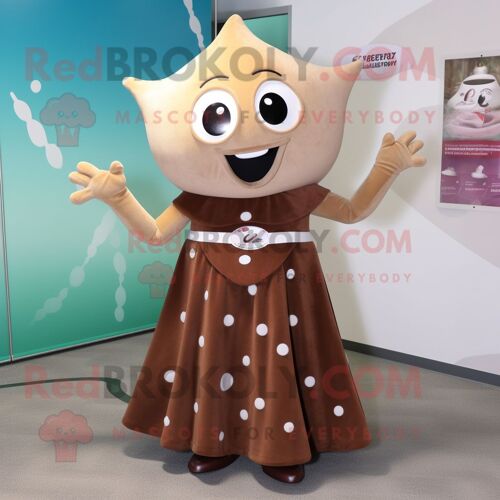 Personnage De Costume De Mascotte Redbrokoly Brown Ray Habillé Avec Une Robe Trapèze Et Des Bracelets