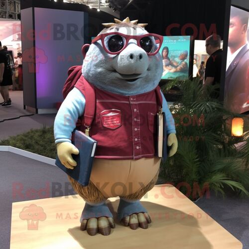 Personnage De Costume De Mascotte Redbrokoly Marron Glyptodon Habillé D'une Chemise Chambray Et De Lunettes