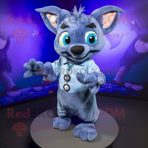 Mascotte Redbrokoly De Chauve-Souris Bleue Habillée D'une Chemise Boutonnée Et De Bracelets