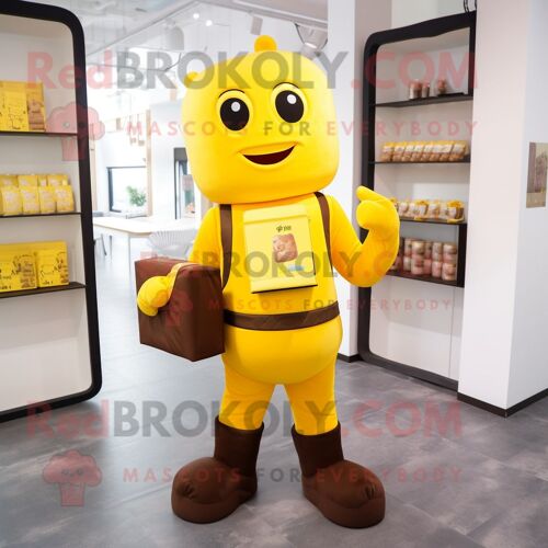 Personnage De Costume De Mascotte Redbrokoly De Barre De Chocolat Jaune Habillé D'une Combinaison Et De Mallettes