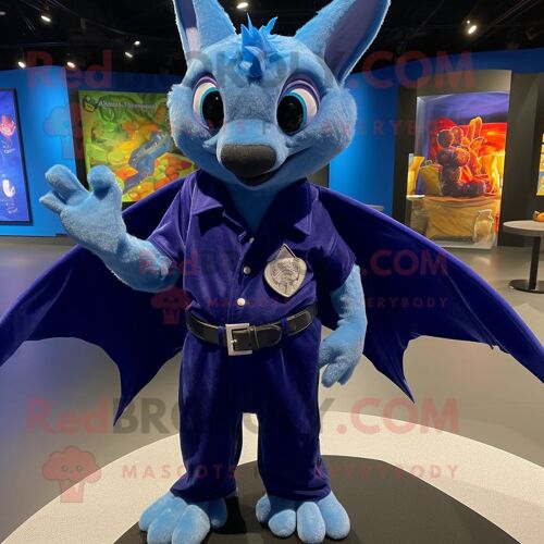 Mascotte Redbrokoly De Chauve-Souris Bleue Habillée D'une Chemise Boutonnée Et De Bracelets