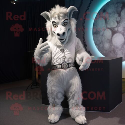 Mascotte Redbrokoly De Chèvre Angora Argentée Habillée D'un Pantalon De Costume Et De Bagues