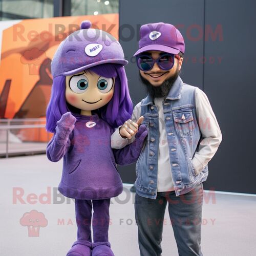 Mascotte Redbrokoly De Personnage Violet Momentum Habillé D'un Jean Boyfriend Et De Bérets
