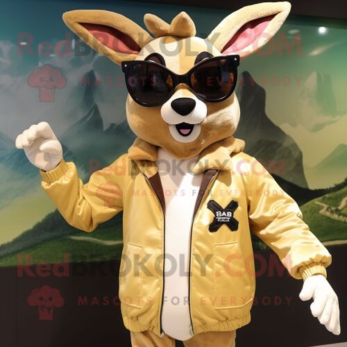 Personnage De Costume De Mascotte Redbrokoly De Chevreuil Crème Vêtu D'un Blouson Aviateur Et De Lunettes De Soleil