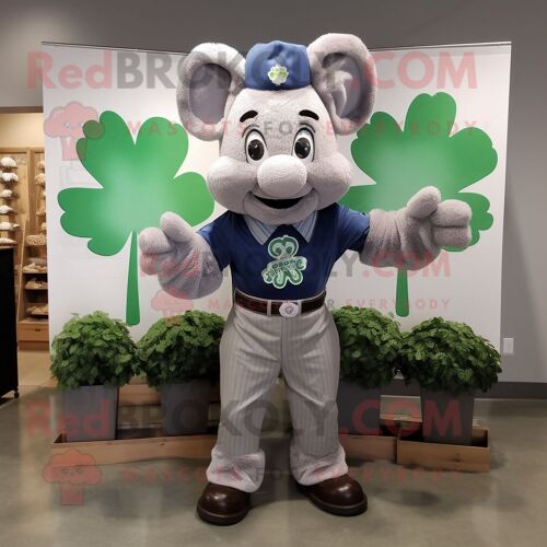 Personnage De Costume De Mascotte Redbrokoly Gris Bunch Of Shamrocks Habillé D'une Chemise Chambray Et De Clips D'écharpe