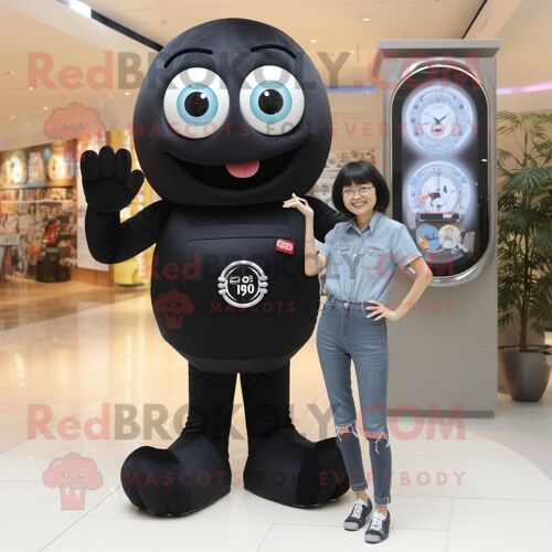 Mascotte Redbrokoly De Personnage De Soupe Miso Noire Habillée D'un Mom Jeans Et De Montres Digitales