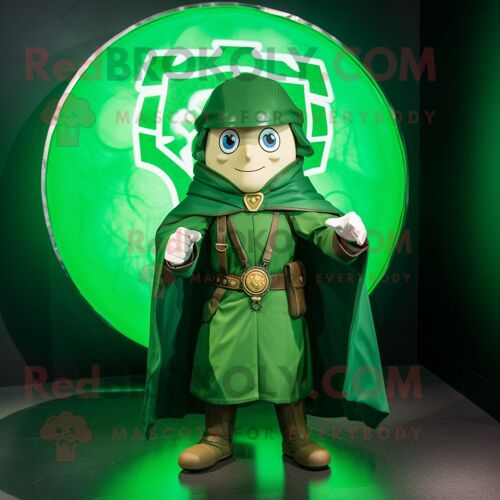 Personnage De Costume De Mascotte Redbrokoly De Bouclier Celtique Vert Habillé D'un Imperméable Et De Boucles D'oreilles