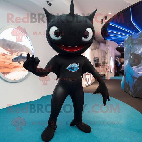 Personnage De Costume De Mascotte Redbrokoly De Raie Manta Noire Habillé D'un Pantacourt Et D'épinglettes