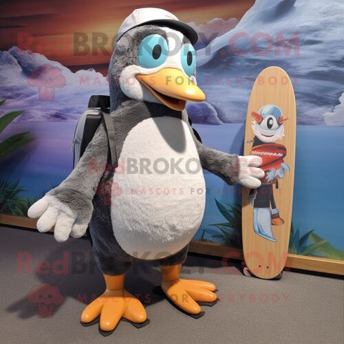 Personnage De Costume De Mascotte Redbrokoly De Pingouin Gris Habillé D'un Short De Bain Et De Casquettes