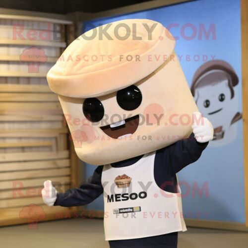 Mascotte Redbrokoly De Personnage De Soupe Miso Beige Habillé D'un Polo Et De Bonnets