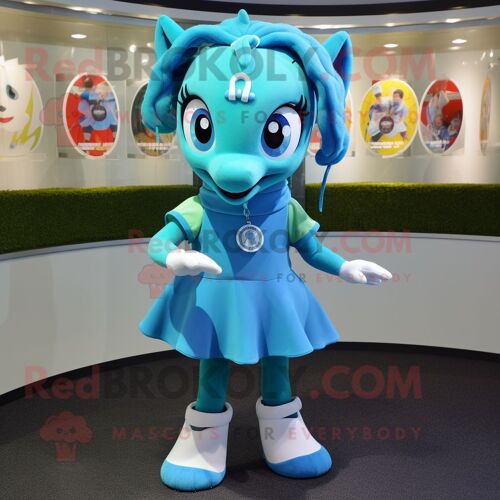 Personnage De Costume De Mascotte Redbrokoly De Fer À Cheval Cyan Habillé D'une Mini Jupe Et De Bracelets De Cheville