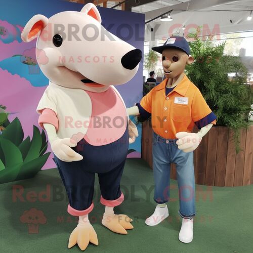 Personnage De Costume De Mascotte Redbrokoly Peach Tapir Habillé D'un Jean Boyfriend Et De Pinces À Chaussures