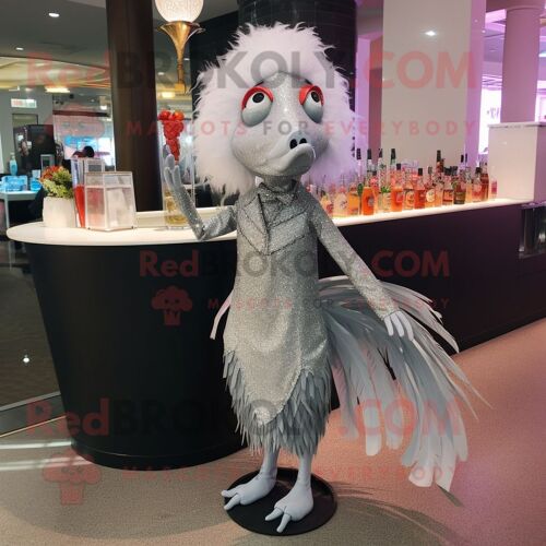 Personnage De Costume De Mascotte Redbrokoly De Poisson Betta Argenté Habillé D'une Robe De Cocktail Et De Bracelets De Cheville