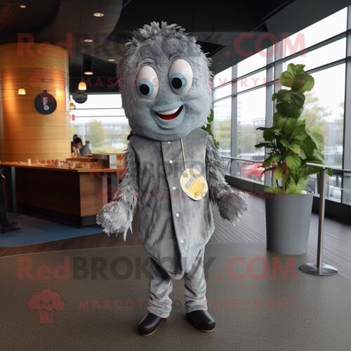 Mascotte Redbrokoly De Personnage Gris Fish And Chips Habillé D'un Jean Bootcut Et D'épingles À Cheveux