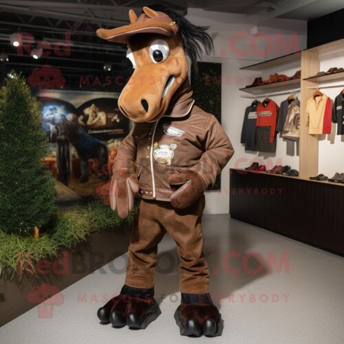 Personnage De Costume De Mascotte Redbrokoly De Fer À Cheval Marron Habillé D'une Veste En Cuir Et De Pinces À Chaussures