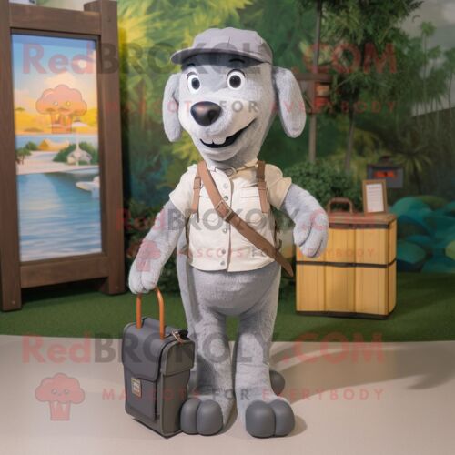 Mascotte Redbrokoly De Personnage De Chien Gris Habillé Avec Un Pantalon Cargo Et Des Portefeuilles