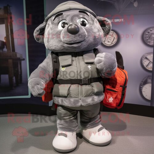 Personnage De Costume De Mascotte Redbrokoly De Squash Gris Habillé D'un Blouson Aviateur Et De Sacs À Dos