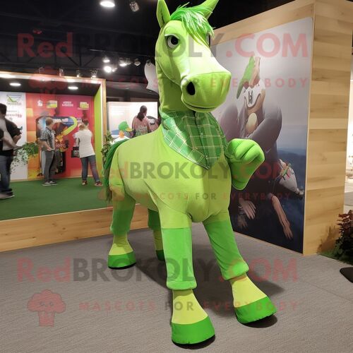 Personnage De Costume De Mascotte Redbrokoly De Cheval Vert Citron Vêtu D'une Chemise En Flanelle Et De Pinces À Chaussures