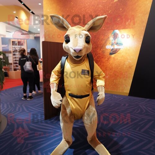 Personnage De Costume De Mascotte Redbrokoly De Kangourou Doré Habillé D'une Robe Fourreau Et De Sacs À Dos