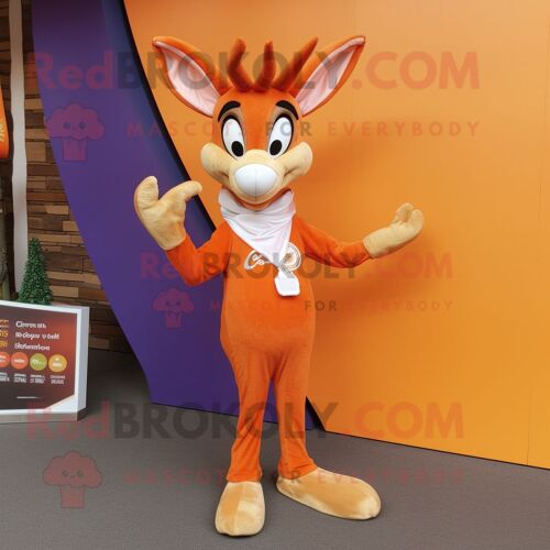 Mascotte Redbrokoly De Personnage De Gazelle Orange Habillée D'une Combinaison Et D'une Écharpe À Pinces