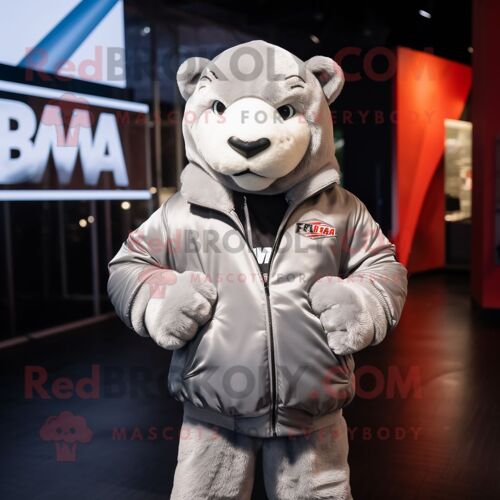 Personnage De Costume De Mascotte Redbrokoly Puma Argenté Habillé D'un Coupe-Vent Et De Bonnets