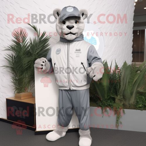Personnage De Costume De Mascotte Redbrokoly Puma Argenté Habillé D'un Coupe-Vent Et De Bonnets