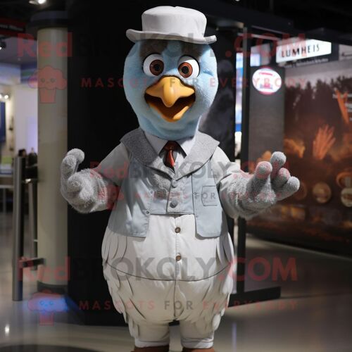 Mascotte Redbrokoly De Dinde Argentée Habillée D'une Chemise En Popeline Et De Gants