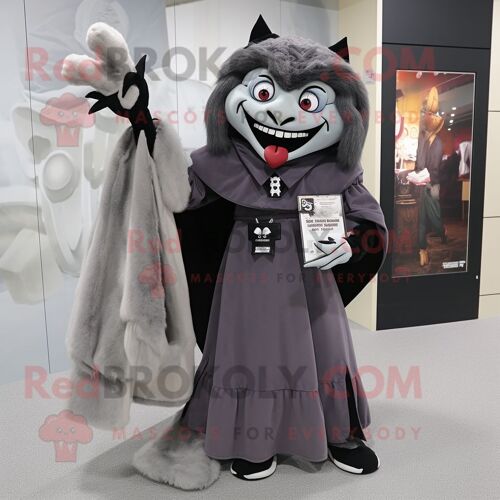 Personnage De Costume De Mascotte Redbrokoly De Vampire Gris Habillé D'une Robe Trapèze Et De Sacs Messager