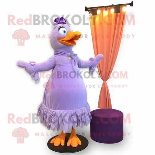 Personnage De Costume De Mascotte Redbrokoly De Poulet Au Beurre De Lavande Habillé D'une Robe De Soirée Et De Clips D'écharpe
