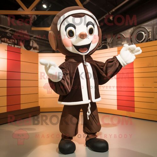 Mascotte Redbrokoly De Personnage De Mime Marron Habillé D'un Blouson Aviateur Et De Châles