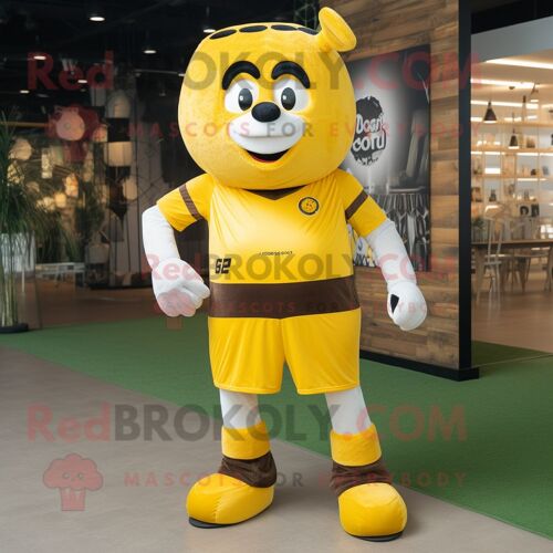 Personnage De Costume De Mascotte Redbrokoly De But De Football Jaune Habillé D'un Maillot De Rugby Et De Ceintures
