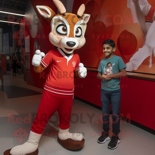 Personnage De Costume De Mascotte Redbrokoly De Gazelle Rouge Habillé D'un T-Shirt Henley Et De Montres