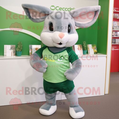 Mascotte Redbrokoly De Personnage De Chinchilla Vert Vêtu D'un Short De Course Et De Noeuds Papillon