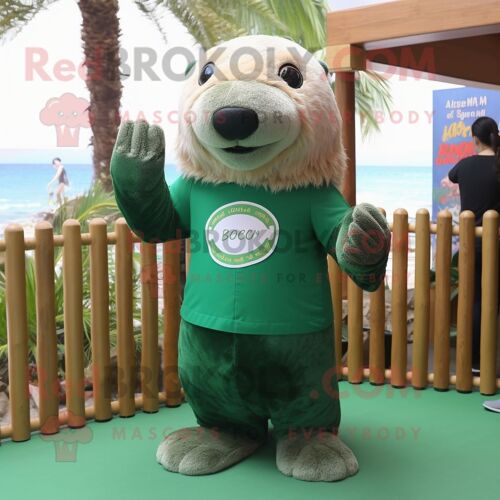 Personnage De Costume De Mascotte Redbrokoly Lion De Mer Vert Forêt Habillé Avec Un T-Shirt Polo Et Des Pinces À Cheveux