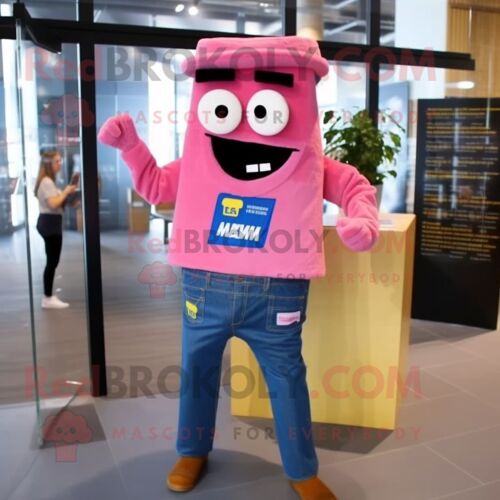 Mascotte Redbrokoly De Personnage De Lasagne Rose Habillé D'une Chemise En Jean Et De Pochettes