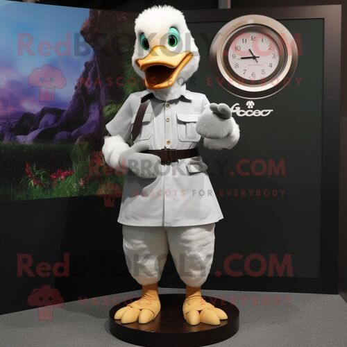 Mascotte Redbrokoly De Personnage De Grey Goose Habillé D'un Chemisier Et D'un Bracelet Montres