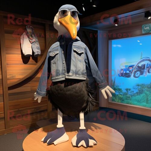 Personnage De Costume De Mascotte Redbrokoly D'albatros Noir Habillé D'un Short En Jean Et De Lacets De Chaussures