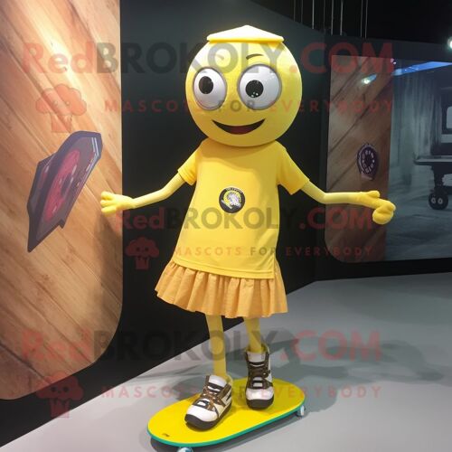 Personnage De Costume De Mascotte Redbrokoly De Skateboard Jaune Habillé D'une Mini Jupe Et De Pinces À Chaussures