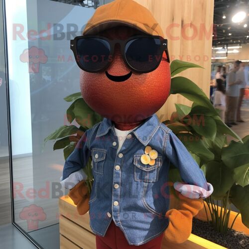Personnage De Costume De Mascotte Redbrokoly De Pomme De Rouille Habillé D'une Chemise En Chambray Et De Lunettes De Soleil