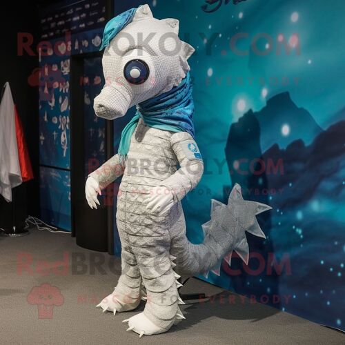 Mascotte Redbrokoly D'hippocampe En Argent Habillé D'une Barboteuse Et De Châles